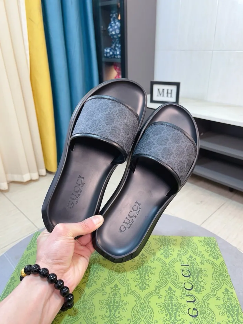 Men's shoes 💰260🌹🌹 (gucci-Gucci) New men's slippers, high-end boutique, made of cowhide, with exquisite embossed logo decoration on the upper, fine workmanship, super soft soles, casual, loose and comfortable, a must-have in summer! \nsize：38-44